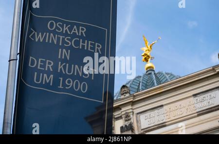 Dresden, Deutschland. 13.. Mai 2022. Vor der Kunstakademie hängt während der Vorschau der Ausstellung 'Weltflucht und Moderne' ein Banner für die Ausstellung. Oskar Zwintscher in Kunst um 1900' im Albertinum in Dresden. Die Staatlichen Kunstsammlungen Dresden zeigen die Ausstellung vom 14. Mai 2022 bis zum 15. Januar 2023 mit insgesamt 88 Gemälden, 10 Skulpturen, 25 Zeichnungen und 2 Aquarellen von Zwintscher und anderen Künstlern seiner Zeit. Quelle: Matthias Rietschel/dpa-Zentralbild/ZB/dpa/Alamy Live News Stockfoto