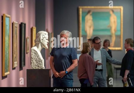 Dresden, Deutschland. 13.. Mai 2022. Besucher und Medien sind eingeladen, sich die Ausstellung „Weltflucht und Moderne“ anzusehen. Oskar Zwintscher in Kunst um 1900' im Albertinum in Dresden. Die Staatlichen Kunstsammlungen Dresden zeigen die Ausstellung vom 14. Mai 2022 bis zum 15. Januar 2023 mit insgesamt 88 Gemälden, 10 Skulpturen, 25 Zeichnungen und 2 Aquarellen von Zwintscher und anderen Künstlern seiner Zeit. Quelle: Matthias Rietschel/dpa/ZB/dpa/Alamy Live News Stockfoto