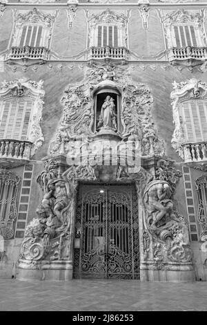 VALENCIA, SPANIEN - 14. FEBRUAR 2022: Die barocke Fassade des Palastes - Palast der Marques de Dos Aguas in Alabaster von Ignacio Vergara Gimeno. Stockfoto