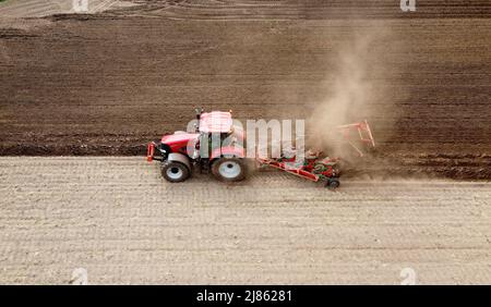 Ein Bauer pflügt im Frühjahr sein trockenes Ackerland. Stockfoto