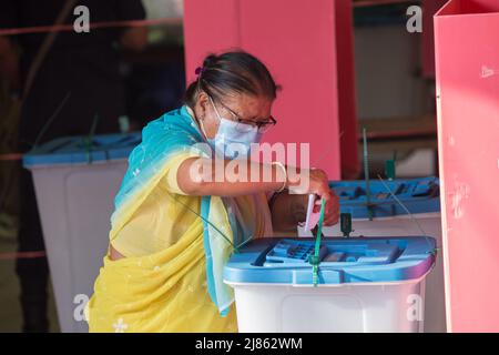Lalitpur, Nepal. 13.. Mai 2022. Eine Frau wählt in einem Wahllokal während der Kommunalwahlen in Lalitpur, Nepal, am 13. Mai 2022 ihre Stimme. Quelle: Hari Maharjan/Xinhua/Alamy Live News Stockfoto