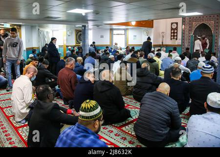 London, Großbritannien. 2.. Mai 2022. Muslime nehmen an den Morgengebeten in einer Moschee Teil. (Bild: © Dinendra Haria/SOPA Images via ZUMA Press Wire) Stockfoto