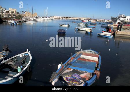 Bari, Italien. Fischerboote dockten in der Marina von Porto Bari an. Stockfoto