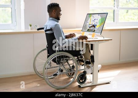 Arbeiter Im Rollstuhl Auf Der Suche Nach Immobilien Auf Computer Bei Der Arbeit Stockfoto