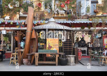 Antiquitätengeschäft, Antiquitätengeschäft oder Antiquitätengeschäft in L'Isle-sur-la-Sorgue Vaucluse Provence Frankreich Stockfoto