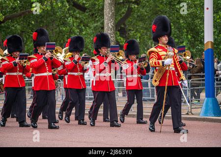 London, 13. Mai 2022. Mitglieder der Band der Haushaltsabteilung marschieren die Mall entlang, nachdem sie an der Farbprobe auf Horse Guards teilgenommen haben, um am 2-5. Juni anlässlich des 70-jährigen Thronbestands von Königin Elizabeth Platin-Jubiläumsfeiern zu feiern. Kredit. amer Ghazzal/Alamy Live Nachrichten Stockfoto