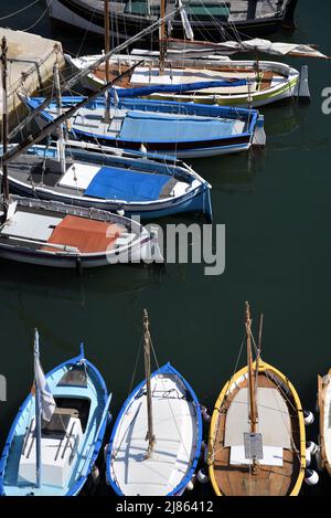 Luftaufnahme über traditionelle hölzerne Fischerboote bekannt als Pointus im Hafen, Marina r Hafen von Sanary-sur-Mer Var Provence Frankreich Stockfoto