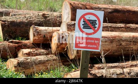 Warnschild auf gestapeltem geschnittenem Holz Stockfoto