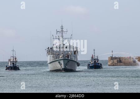 HMS Shoreham, die heute Morgen im Shoreham Hafen ankommt, wurde das Boot von RNLI Shoreham Lifeboat Allwetter-Rettungsboot in ihrem 20-jährigen aktiven Dienst hat sich die Minenjägerin zwischen Training/Operationen in heimischen und nordeuropäischen Gewässern abgewechselt. Außerdem erweiterte Stints im Nahen Osten – in der Regel drei Jahre auf einmal – als Teil der Streitkräfte der Royal Navy, die auf dem Golf basieren. Das Schiff hat mehr als 120.000 Seemeilen zurückgelegt – genug, um sie fünfeinhalb Mal um die Welt zu bringen – und mehr als 30 Häfen im in- und Ausland besucht. Stockfoto