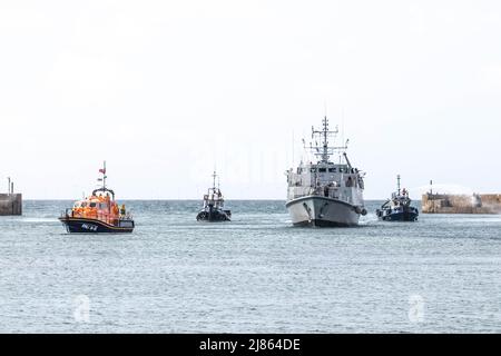 HMS Shoreham, die heute Morgen im Shoreham Hafen ankommt, wurde das Boot von RNLI Shoreham Lifeboat Allwetter-Rettungsboot in ihrem 20-jährigen aktiven Dienst hat sich die Minenjägerin zwischen Training/Operationen in heimischen und nordeuropäischen Gewässern abgewechselt. Außerdem erweiterte Stints im Nahen Osten – in der Regel drei Jahre auf einmal – als Teil der Streitkräfte der Royal Navy, die auf dem Golf basieren. Das Schiff hat mehr als 120.000 Seemeilen zurückgelegt – genug, um sie fünfeinhalb Mal um die Welt zu bringen – und mehr als 30 Häfen im in- und Ausland besucht. Stockfoto