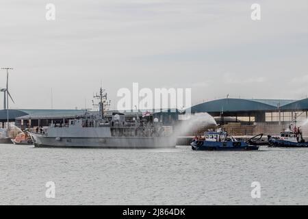 HMS Shoreham, die heute Morgen im Shoreham Hafen ankommt, wurde das Boot von RNLI Shoreham Lifeboat Allwetter-Rettungsboot in ihrem 20-jährigen aktiven Dienst hat sich die Minenjägerin zwischen Training/Operationen in heimischen und nordeuropäischen Gewässern abgewechselt. Außerdem erweiterte Stints im Nahen Osten – in der Regel drei Jahre auf einmal – als Teil der Streitkräfte der Royal Navy, die auf dem Golf basieren. Das Schiff hat mehr als 120.000 Seemeilen zurückgelegt – genug, um sie fünfeinhalb Mal um die Welt zu bringen – und mehr als 30 Häfen im in- und Ausland besucht. Stockfoto