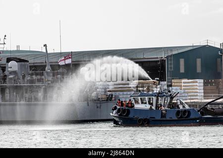 HMS Shoreham, die heute Morgen im Shoreham Hafen ankommt, wurde das Boot von RNLI Shoreham Lifeboat Allwetter-Rettungsboot in ihrem 20-jährigen aktiven Dienst hat sich die Minenjägerin zwischen Training/Operationen in heimischen und nordeuropäischen Gewässern abgewechselt. Außerdem erweiterte Stints im Nahen Osten – in der Regel drei Jahre auf einmal – als Teil der Streitkräfte der Royal Navy, die auf dem Golf basieren. Das Schiff hat mehr als 120.000 Seemeilen zurückgelegt – genug, um sie fünfeinhalb Mal um die Welt zu bringen – und mehr als 30 Häfen im in- und Ausland besucht. Stockfoto