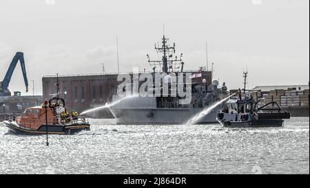 HMS Shoreham, die heute Morgen im Shoreham Hafen ankommt, wurde das Boot von RNLI Shoreham Lifeboat Allwetter-Rettungsboot in ihrem 20-jährigen aktiven Dienst hat sich die Minenjägerin zwischen Training/Operationen in heimischen und nordeuropäischen Gewässern abgewechselt. Außerdem erweiterte Stints im Nahen Osten – in der Regel drei Jahre auf einmal – als Teil der Streitkräfte der Royal Navy, die auf dem Golf basieren. Das Schiff hat mehr als 120.000 Seemeilen zurückgelegt – genug, um sie fünfeinhalb Mal um die Welt zu bringen – und mehr als 30 Häfen im in- und Ausland besucht. Stockfoto