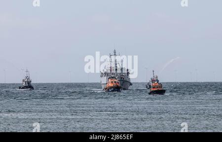 HMS Shoreham, die heute Morgen im Shoreham Hafen ankommt, wurde das Boot von RNLI Shoreham Lifeboat Allwetter-Rettungsboot in ihrem 20-jährigen aktiven Dienst hat sich die Minenjägerin zwischen Training/Operationen in heimischen und nordeuropäischen Gewässern abgewechselt. Außerdem erweiterte Stints im Nahen Osten – in der Regel drei Jahre auf einmal – als Teil der Streitkräfte der Royal Navy, die auf dem Golf basieren. Das Schiff hat mehr als 120.000 Seemeilen zurückgelegt – genug, um sie fünfeinhalb Mal um die Welt zu bringen – und mehr als 30 Häfen im in- und Ausland besucht. Stockfoto