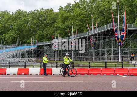 London, 13. Mai 2022. Vor dem Buckingham Palace werden für die Zuschauer der Jubiläumswochenenden Tribünen errichtet. Die Mall als Vorbereitung für die Feier des Platin-Jubiläums durch Ihre Majestät Königin Elizabeth II. Kredit. amer Ghazzal/Alamy Live Nachrichten Stockfoto