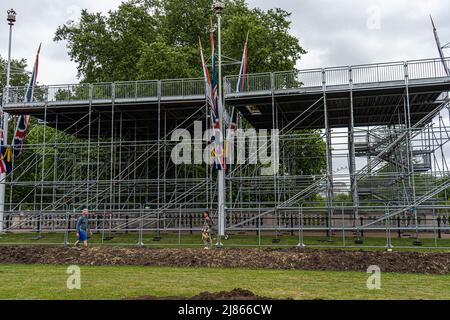 London, 13. Mai 2022. Vor dem Buckingham Palace werden Zuschauertribünen für die Gäste und Zuschauer der Jubiläumswochenenden-Partys anlässlich der Feierlichkeiten zum Platin-Jubiläum von Königin Elizabeth errichtet. amer ghazzal/Alamy Live News Stockfoto