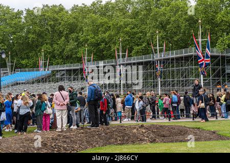 London, 13. Mai 2022. Vor dem Buckingham Palace werden Zuschauertribünen für die Gäste und Zuschauer der Jubiläumswochenenden-Partys anlässlich der Feierlichkeiten zum Platin-Jubiläum von Königin Elizabeth errichtet. amer ghazzal/Alamy Live News Stockfoto