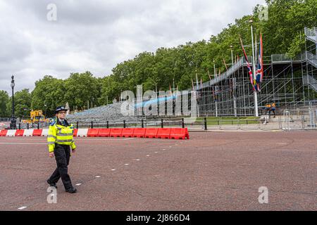 London, 13. Mai 2022. Vor dem Buckingham Palace werden für die Zuschauer der Jubiläumswochenenden Tribünen errichtet. Die Mall als Vorbereitung für die Feier des Platin-Jubiläums durch Ihre Majestät Königin Elizabeth II. Kredit. amer Ghazzal/Alamy Live Nachrichten Stockfoto