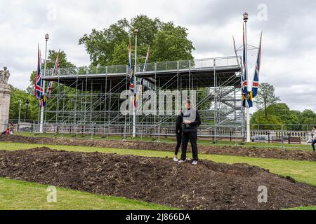 London, 13. Mai 2022. Vor dem Buckingham Palace werden Zuschauertribünen für die Gäste und Zuschauer der Jubiläumswochenenden-Partys anlässlich der Feierlichkeiten zum Platin-Jubiläum von Königin Elizabeth errichtet. amer ghazzal/Alamy Live News Stockfoto