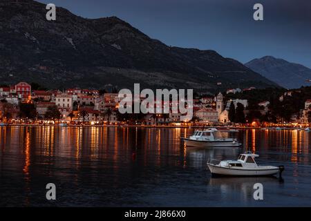 Böschung der Stadt Cavtat nach Sonnenuntergang, Dubrovnik Riviera, Kroatien. Stockfoto