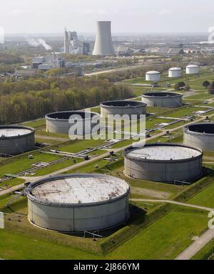Rostock, Deutschland. 13.. Mai 2022. Der große Tanklager Ölhafen Rostock (GÖR) an der Ostsee. Landesregierung und Industrie begrüßen die Idee der Bundesregierung, die Ölimporte über Rostock auszuweiten, um die Importe von Energiequellen aus Russland zu reduzieren. (Luftaufnahme mit Drohne/Kopter) Quelle: Bernd Wüstneck/dpa/Alamy Live News Stockfoto