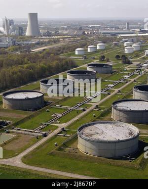 Rostock, Deutschland. 13.. Mai 2022. Der große Tanklager Ölhafen Rostock (GÖR) an der Ostsee. Landesregierung und Industrie begrüßen die Idee der Bundesregierung, die Ölimporte über Rostock auszuweiten, um die Importe von Energiequellen aus Russland zu reduzieren. (Luftaufnahme mit Drohne/Kopter) Quelle: Bernd Wüstneck/dpa/Alamy Live News Stockfoto