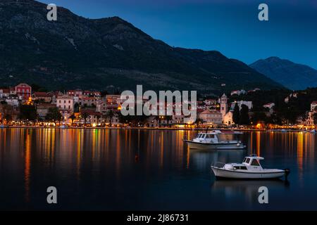 Böschung der Stadt Cavtat nach Sonnenuntergang, Dubrovnik Riviera, Kroatien. Stockfoto