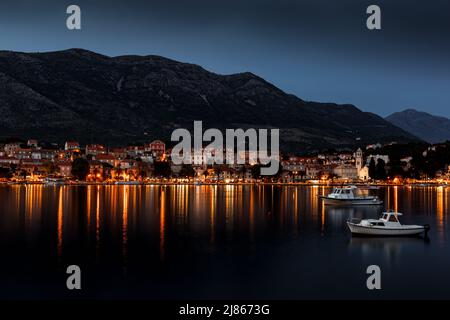Böschung der Stadt Cavtat nach Sonnenuntergang, Dubrovnik Riviera, Kroatien. Stockfoto