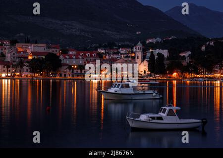 Böschung der Stadt Cavtat nach Sonnenuntergang, Dubrovnik Riviera, Kroatien. Stockfoto