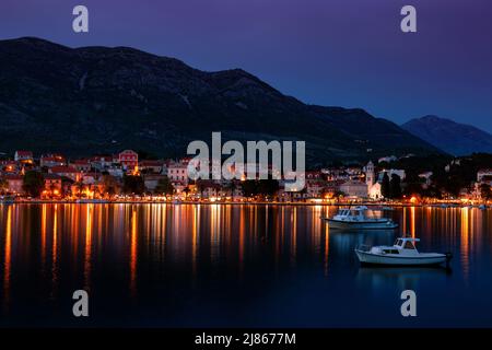 Böschung der Stadt Cavtat nach Sonnenuntergang, Dubrovnik Riviera, Kroatien. Stockfoto