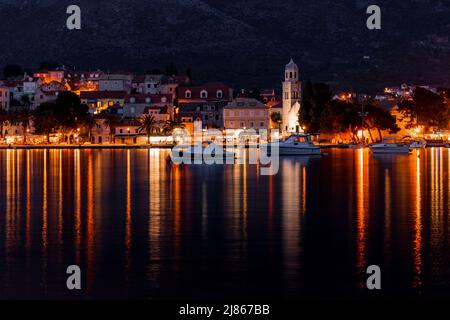 Böschung der Stadt Cavtat nach Sonnenuntergang, Dubrovnik Riviera, Kroatien. Stockfoto