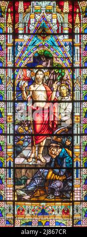 VALENCIA, SPANIEN - 17. FEBRUAR 2022: Die Auferstehung in neugotischer Glasmalerei der Kirche Basilica de San Vicente Ferrer. Stockfoto