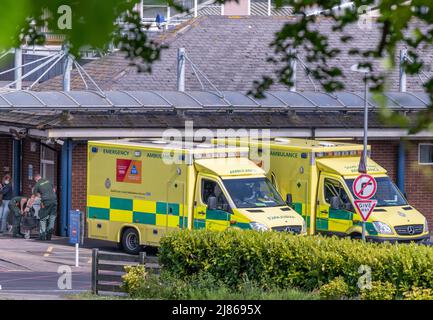 Krankenwagen außerhalb Des A&E Eastbourne Hospital Großbritannien Stockfoto