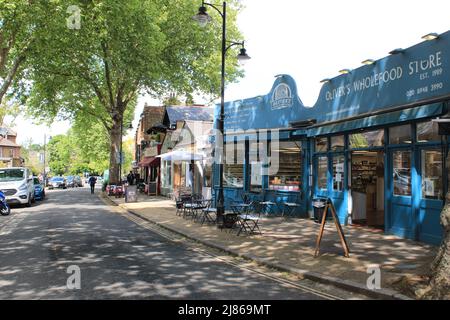 Kew Village und seine Cafés und Geschäfte in der Nähe von Richmond London UK Stockfoto