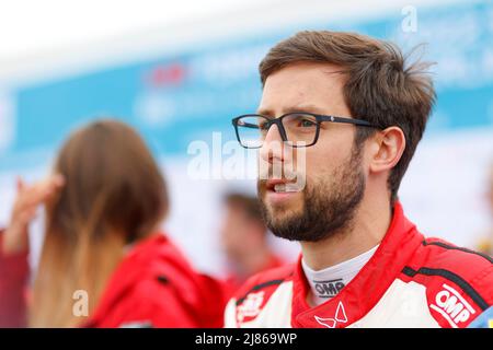 Berlin, Deutschland. 13.. Mai 2022. Berlin, Deutschland, 13/05/2022, SIMS Alexander (gbr), Mahindra Racing, Mahindra M7Electro, Portrait, während des Berlin ePrix 2022, 5. Treffen der ABB FIA Formel E Weltmeisterschaft 2021-22, auf dem Tempelhof Airport Street Circuit vom 13. Bis 15. Mai in Berlin - Foto Frédéric Le Floch / DPPI Credit: DPPI Media/Alamy Live News Stockfoto