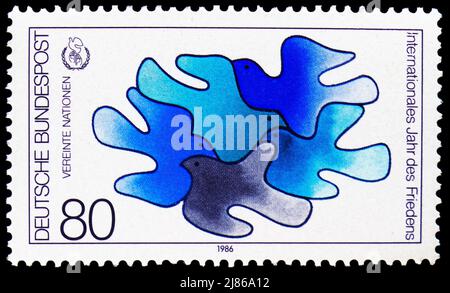 MOSKAU, RUSSLAND - 10. APRIL 2022: Die in Deutschland gedruckte Briefmarke zeigt Tauben, um 1986 Stockfoto