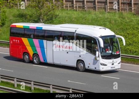 Traveller's Choice TRAFALGAR mehrfarbiger IRIZAR 16 AD3 449 Auto PSV einstockiger 10837cc-rainbow-farbiger Bus; Fahrt auf der Autobahn M6 Manchester, Großbritannien Stockfoto