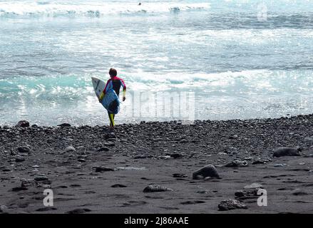 Sportler mit Surfbrett in Puerto de la Cruz, Kanarische Inseln, Spanien, Europa Stockfoto