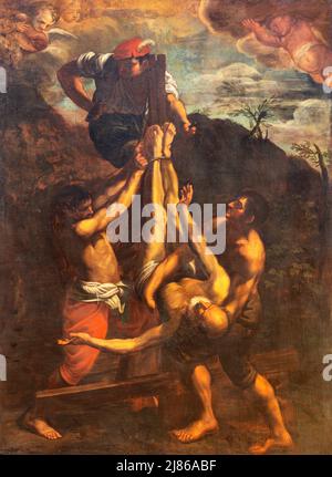 MONOPOLI, ITALIEN - 6. MÄRZ 2022: Das Gemälde der Kreuzigung des heiligen Petrus in der Kirche Chiesa di Santa Theresia als Kopie nach Guido Reni. Stockfoto