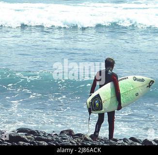 Sportler mit Surfbrett in Puerto de la Cruz, Kanarische Inseln, Spanien, Europa Stockfoto