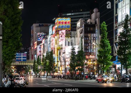 Tokio, Japan - 2019. April: Nachtstraßen im Shibuya-Viertel in Tokio, Japan Stockfoto