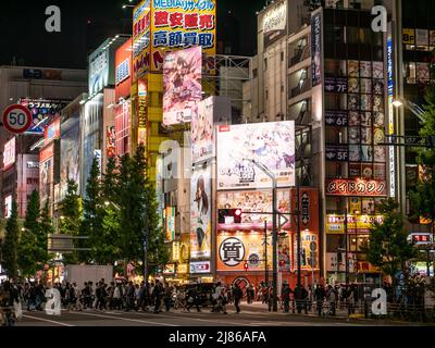 Tokio, Japan - 2019. April: Nachtstraßen im Shibuya-Viertel in Tokio, Japan Stockfoto