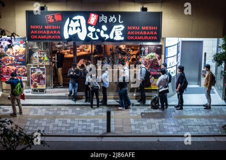 Tokio, Japan - 2019. April: Nachtstraßen im Shibuya-Viertel in Tokio, Japan Stockfoto