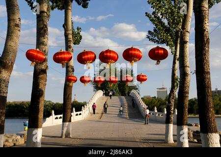 PEKING, CHINA - 13. MAI 2022 - Eine kleine Anzahl von Touristen besuchte am 13. Mai 2022 den Yuyuantan Park in Peking, China. Stockfoto