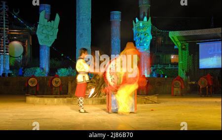 Fenghuang, Provinz Hunan, China: Ein Schlagzeuger bei einem Nachtfestival in Fenghuang. Das chinesische Trommeln ist eine traditionelle kulturelle Darbietung in China. Stockfoto