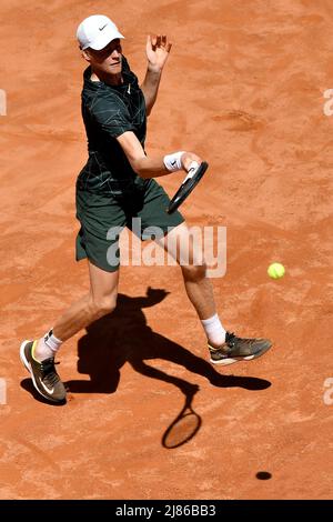 Rom, Italien. 13.. Mai 2022. Der Italiener Jannik SINNER kehrt am 8 13.. Mai 2022 beim Internazionali BNL D'Italia Tennisturnier im Foro Italico in Rom, Italien, zu Stefanos Tsitsipas aus Griechenland zurück. Foto Antonietta Baldassarre/Insidefoto Kredit: Insidefoto srl/Alamy Live News Stockfoto
