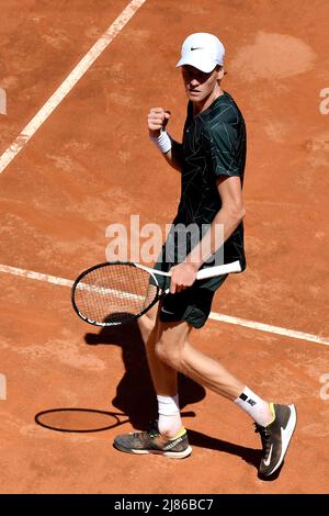 Rom, Italien. 13.. Mai 2022. Jannik Sinnerin aus Italien reagiert während seines 8-gewinnt-Spiels gegen Stefanos Tsitsipas aus Griechenland beim Internazionali BNL D'Italia Tennisturnier im Foro Italico in Rom am 13.. Mai 2022. Foto Antonietta Baldassarre/Insidefoto Kredit: Insidefoto srl/Alamy Live News Stockfoto
