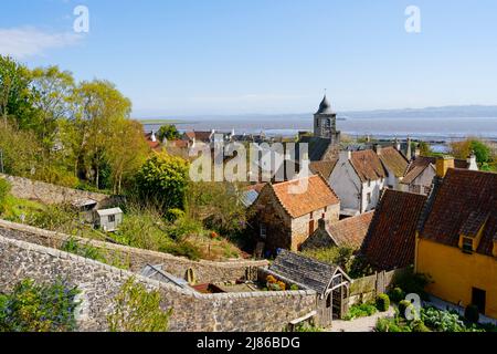 Über die Dächer des Dorfes Culross zum Fluss Firth bei Ebbe an einem trüben Nachmittag. Stockfoto