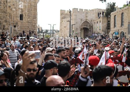 Jerusalem, Israel. 13.. Mai 2022. Palästinensische Trauernde nehmen an der Trauerprozession des ermordeten Al Jazeera-Reporters Shireen Abu Akneh in Jerusalem Teil. Abu Aklei, 51, eine prominente Persönlichkeit im arabischen Nachrichtendienst des Al-Jazeera-Kanals, wurde am 11. Mai während einer Konfrontation zwischen israelischen Soldaten und Palästinensern in der Stadt Jenin im Westjordanland getötet. Quelle: Ilia Yefimovich/dpa/Alamy Live News Stockfoto