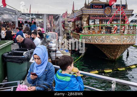 Istanbul, Türkei. 5.. Mai 2019. Eine Mutter und ihr Sohn warten auf die Fähre an den Docks des Bezirks SÃ¼leymaniye. Der Seeverkehr mit Fähren ist eine Besonderheit Istanbuls. Trotz des tiefsten Tunnels der Welt unter dem Bosporus für die U-Bahn und der Einweihung der neuen „Canakkale 1915-Brücke“ im März 2022 fördern die Bevölkerung und der 2019 neu gewählte Bürgermeister von Istanbul den Seeverkehr, um den Straßenverkehr zu entlasten und die Emissionen von CO2 zu reduzieren. (Bild: © Laurent Coust/SOPA Images via ZUMA Press Wire) Stockfoto